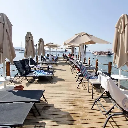 Sea Front With Sandy Private Jetty 公寓